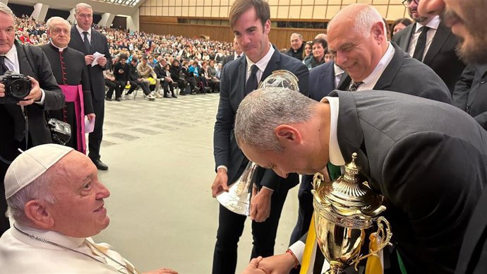 Antonio Vadillo, Tomeu Quetglas y Carlos Barrón saludan al Papa Francisco