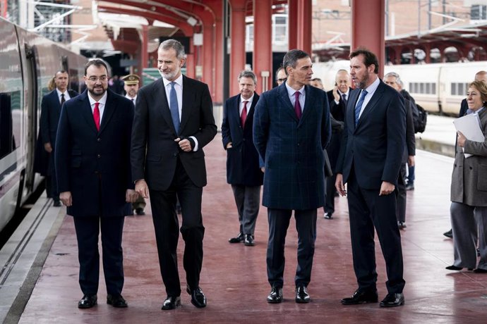 Archivo - (I-D) El presidente del Principado de Asturias, Adrián Barbón, el Rey Felipe VI, el presidente del Gobierno, Pedro Sánchez, y el ministro de Transportes y Movilidad Sostenible, Óscar Puente, a su llegada a realizar el viaje inaugural de la alt