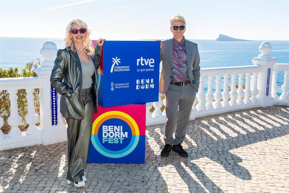 El grupo Nebulossa posa tras ganar el Benidorm Fest 2024, en el Mirador del Castillo, a 4 de febrero de 2024, en Benidorm, Alicante, Comunidad Valenciana (España). La formación Nebulossa ha sido elegida, con su canción Zorra, entre 16 aspirantes en el
