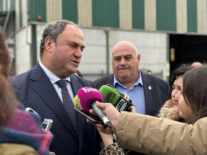 El consejero de Agricultura, Julián Martínez Lizán, visita la cooperativa ganadera 'San Francisco de Asís' en Talavera la Nueva, EATIM de Talavera de la Reina.