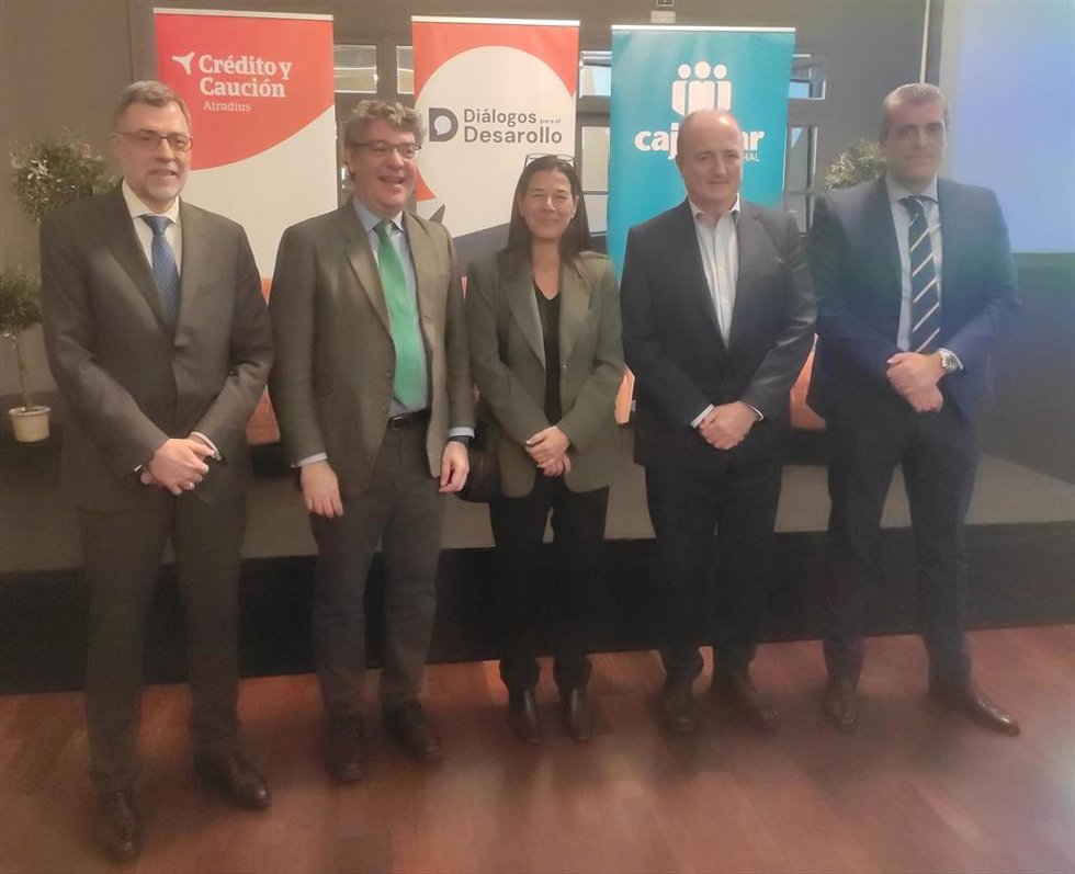 Miguel Ángel Cavero (Crédito y Caución), el exministro Álvaro Nadal, Ruth Rodríguez García (BCD Travel España), el exministro Miguel Sebastián y José Antonio Montero (Cajamar).