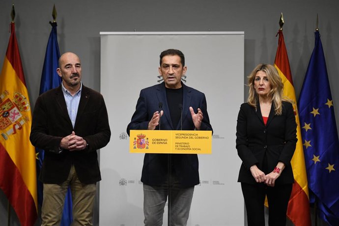  El vicesecretario general de Política Sindical de UGT, Fernando Luján, el secretario general de CCOO de Castilla y León, Vicente Andrés, y la vicepresidenta segunda del Gobierno y ministra de Trabajo, Yolanda Díaz, este miércoles en el Ministerio.