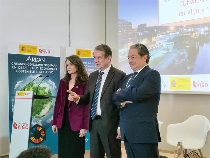 La vocal sustituta del delegado de Zona Franca de Vigo, Ana Mejías; el alcalde y presidente de Zona Franca, Abel Caballero; y el presidente de Conxemar, Eloy García, en la presentación de un informe sobre el impacto de la feria.