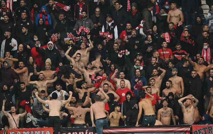 Archivo - Imagen de aficionados del Olympiacos durante un partido