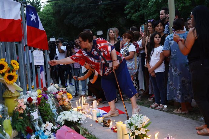 Homenajes ciudadanos en la vivienda del expresidente Sebastián Piñera