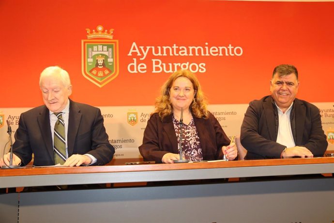 La alcaldesa, Cristina Ayala, acompañada por el concejal de Urbanismo, Juan Manuel Manso, y el presidente de la Cámara de Comercio, Antonio Méndez Pozo, este miércoles