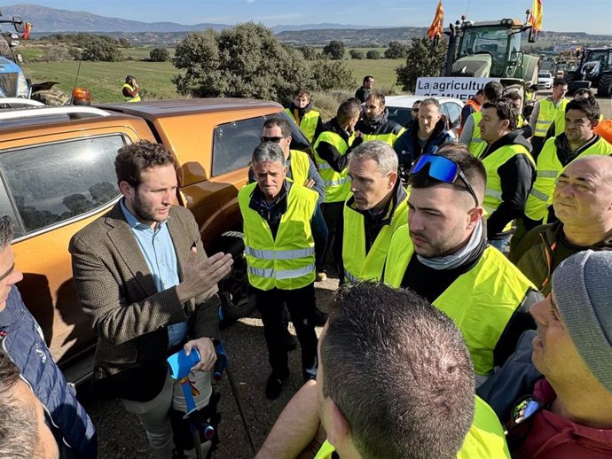 El presidente de la Diputación Provincial de Huesca, Isaac Claver, con los agricultores