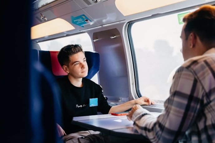 Ouigo celebra el Día Mundial del Soltero con citas rápidas a bordo de sus trenes