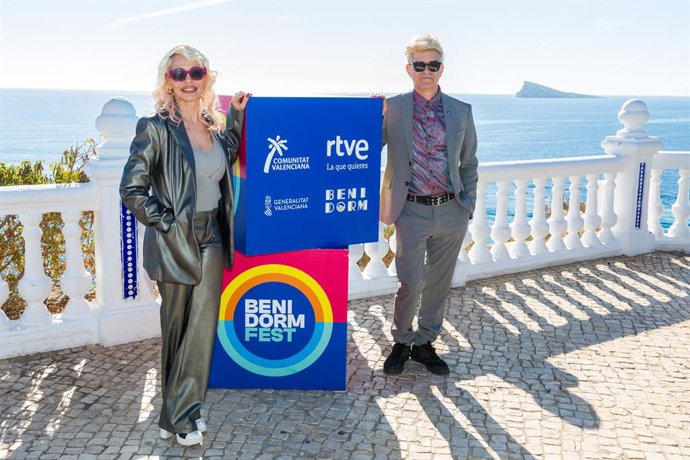 El grupo Nebulossa posa tras ganar el Benidorm Fest 2024, en el Mirador del Castillo, a 4 de febrero de 2024, en Benidorm, Alicante, Comunidad Valenciana (España). La formación Nebulossa ha sido elegida, con su canción Zorra, entre 16 aspirantes en el