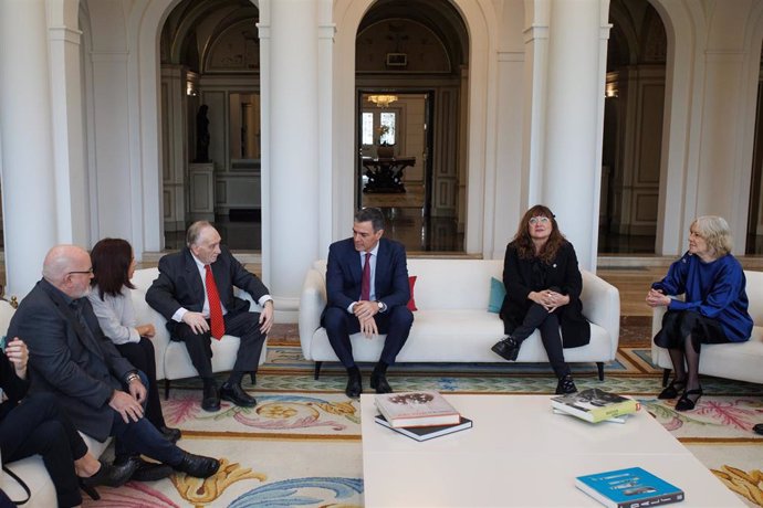 El presidente del Gobierno, Pedro Sánchez (3d), y la directora de cine Isabel Coixet (2d) durante un encuentro con representantes del mundo del cine 