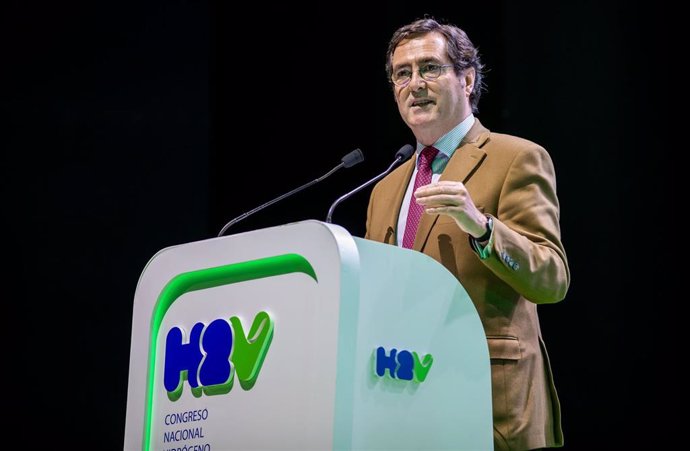 El presidente de la Confederación Española de Organizaciones Empresariales, Antonio Garamendi, interviene en el I Congreso Nacional de Hidrógeno Verde en Huelva.