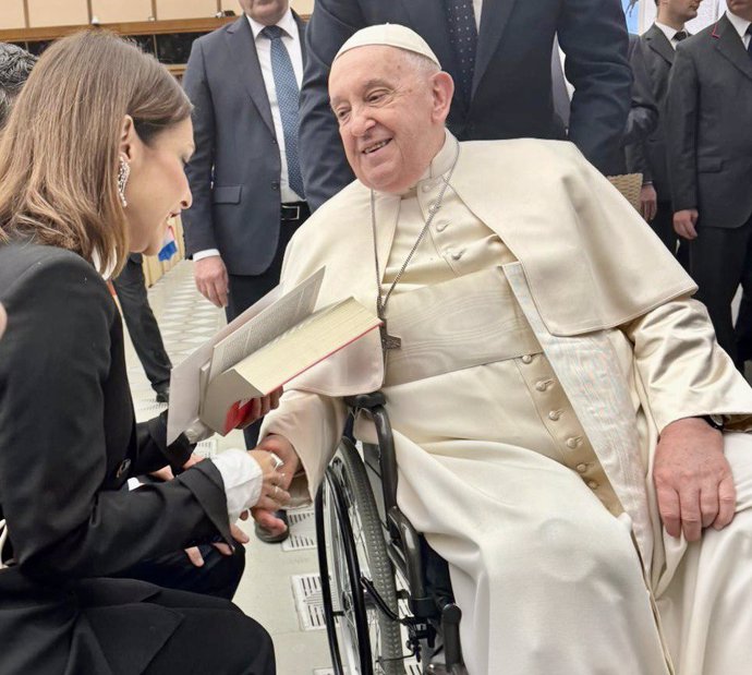 El Papa recibe a la cineasta aragonesa Paula Ortiz en el Vaticano y asistirá a un pase privado de "Teresa"