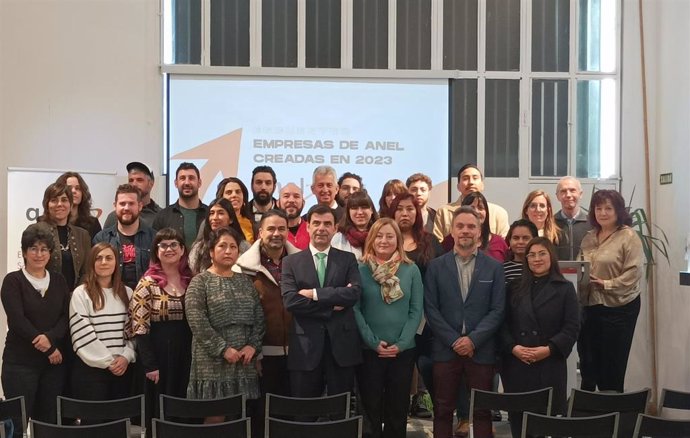 La directora gerente del SNE, Miriam Martón, y Iñaki Mendioroz, director general de Economía Social y Trabajo, junto a participantes en el acto de presentación de nuevas cooperativas.