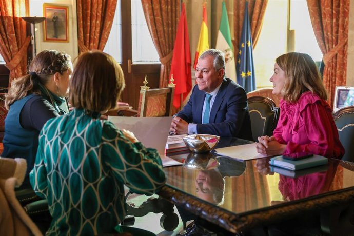 Sanz con la Asociación Madres Solteras por Elección