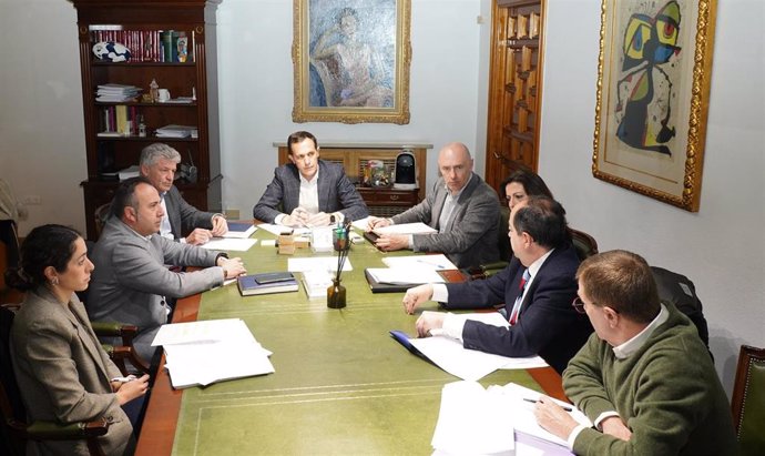 Reunión entre el presidente y responsables de la Diputación con el alcalde de Arroyo y miembros de su equipo.