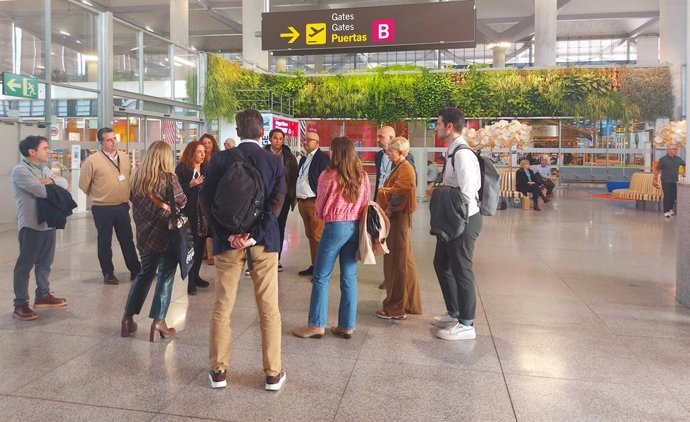 El aeropuerto licita 20 espacios para renovar parte de su área comercial .