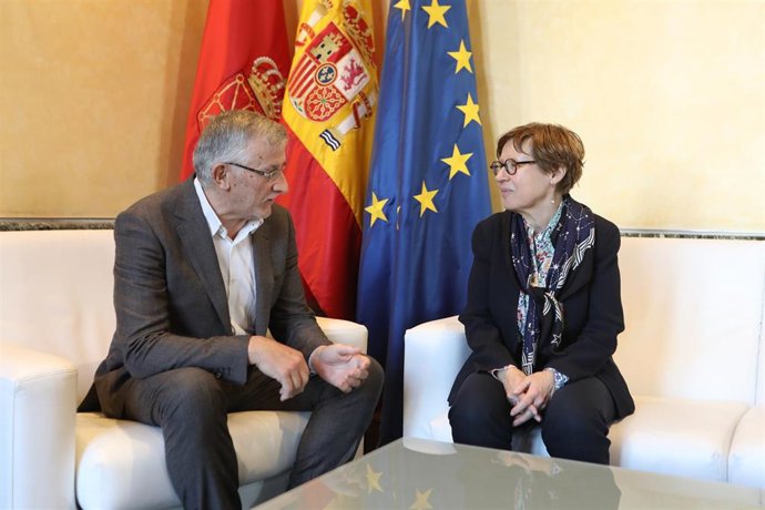 El vicepresidente primero y consejero de Presidencia e Igualdad, Félix Taberna, con a nueva cónsul del Francia para la zona norte, Marianne Carré
