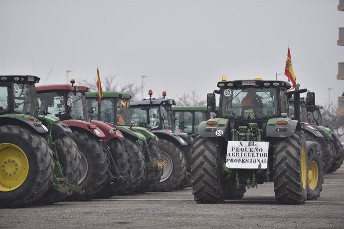 Los tractores de los agricultores se concentran por carreteras que pasan por Huesca, a 6 de febrero de 2024, en Huesca