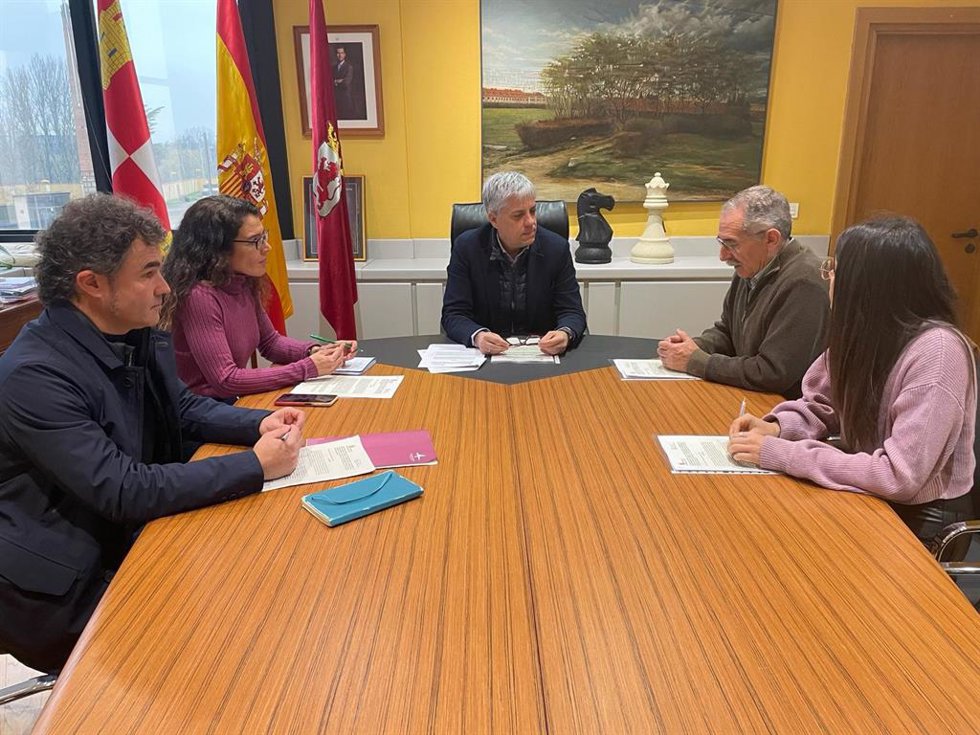 El delegado territorial de la Junta en León, Eduardo Diego, junto con responsables de distintos servicios de la administración y el presidente de la AECC en León, Estanislao de Luis, durante el encuentro.
