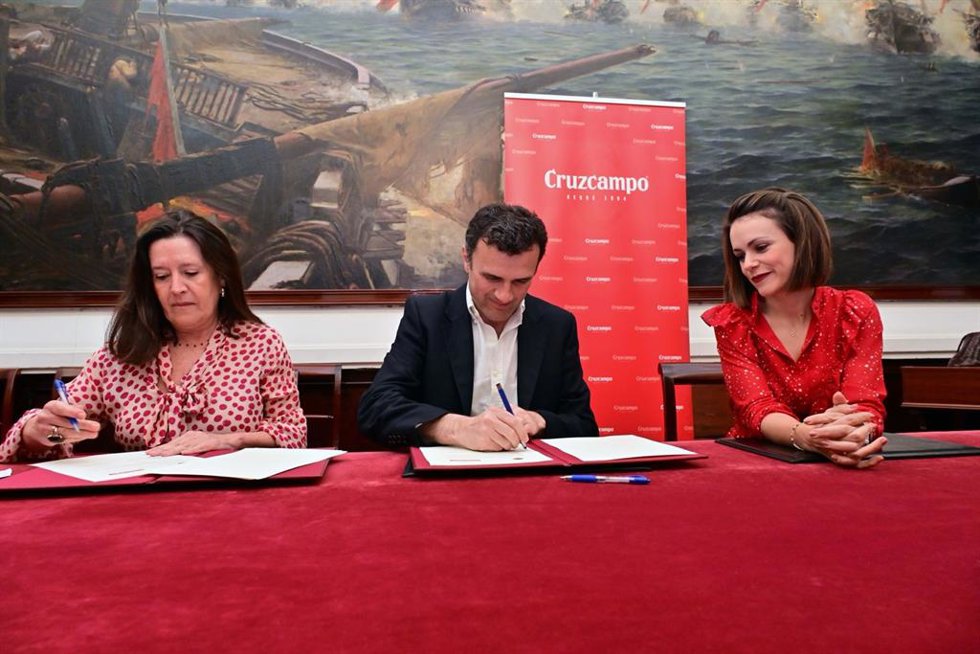 El Ayuntamiento de Cádiz y Cruzcampo firman un convenio para apoyar la celebración de actos en torno al Carnaval