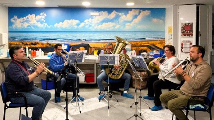 Imagen de la Banda Sinfónica Municipal de Huelva tocando en el Hospital Juan Ramón Jiménez de Huelva.