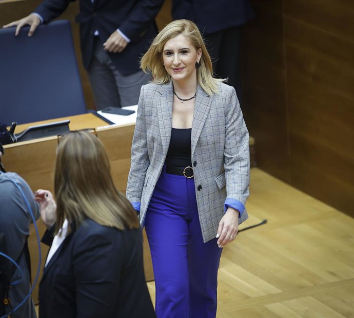 La consellera de Territori, Salomé Pradas, en el ple de les Corts