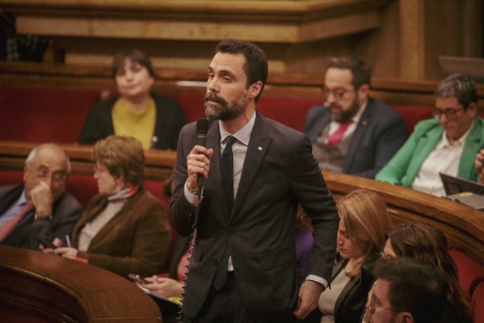 El conseller de Empresa y Trabajo de la Generalitat, Roger Torrent, en el pleno del Parlament.