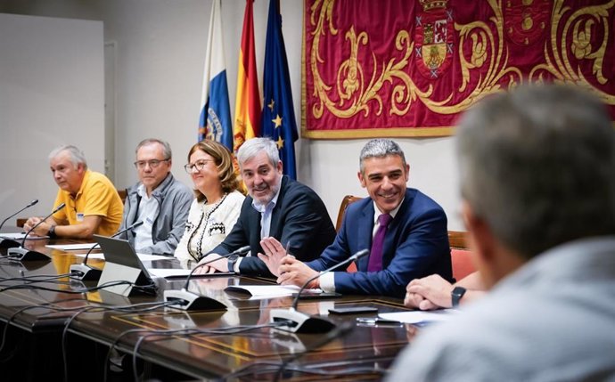 El presidente del Gobierno de Canarias, Fernando Clavijo, y el consejero de Agricultura, Ganadería y Pesca del Gobierno de Canarias, Narvay Quintero, en una reunión con las organizaciones agrarias