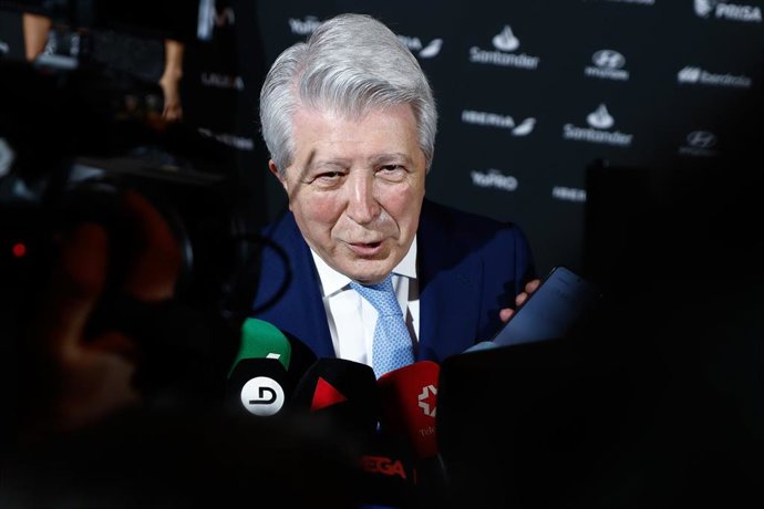 Archivo - El presidente del Atlético de Madrid. Enrique Cerezo, atiende a los medios de comunicación.