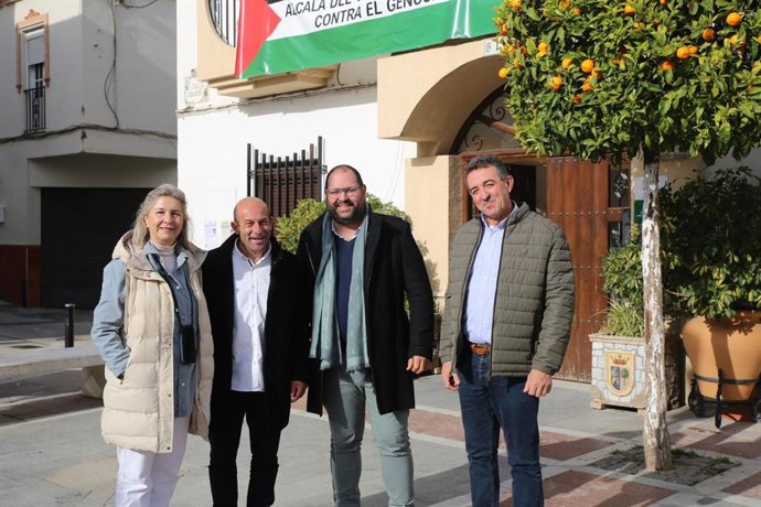 Ana Bertón y Javier Bello con el alcalde de Alcalá del Valle.