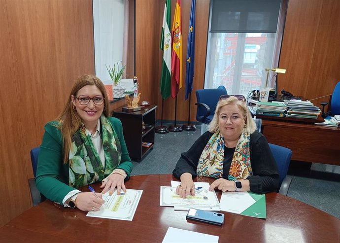 La delegada de Salud y Consumo de la Junta en Huelva, Manuela Caro, ha suscrito este miércoles con la alcaldesa de Valverde del Camino, Syra Senra, la adhesión de este municipio a la Red Local de Acción en Salud (Relas).