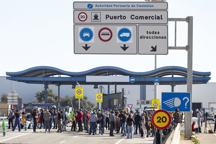 Agricultors protesten en els accessos al Port de Castelló