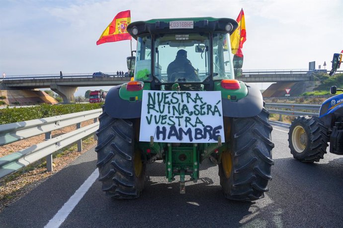 Tractores cortan la autovía A-4 durante la mañana de hoy, a 6 de febrero de 2024, en Sevilla, (Andalucía, España). 