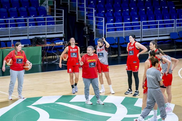Miguel Méndez da instrucciones durante el entrenamiento previo al debut en el Preolímpico