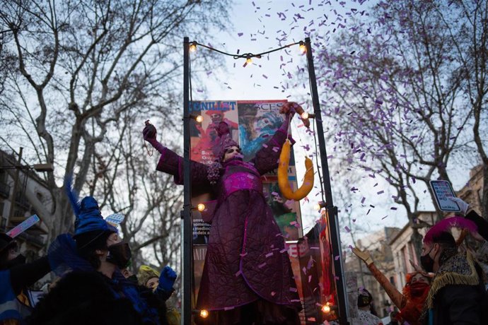 Archivo - Varias personas disfrazadas el día en que ha iniciado el Carnaval, a 24 de febrero de 2022, en Barcelona