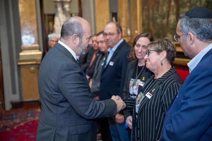 El presidente del Senado, Pedro Rollán, ha recibido hoy  a una delegación de familiares de secuestrados por el grupo terrorista Hamás durante su ataque contra Israel el 7 de octubre.