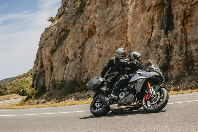 Suzuki anuncia que la moto GSX-S1000GX está ya dispoible en concesionarios españoles por 18.799 euros.
