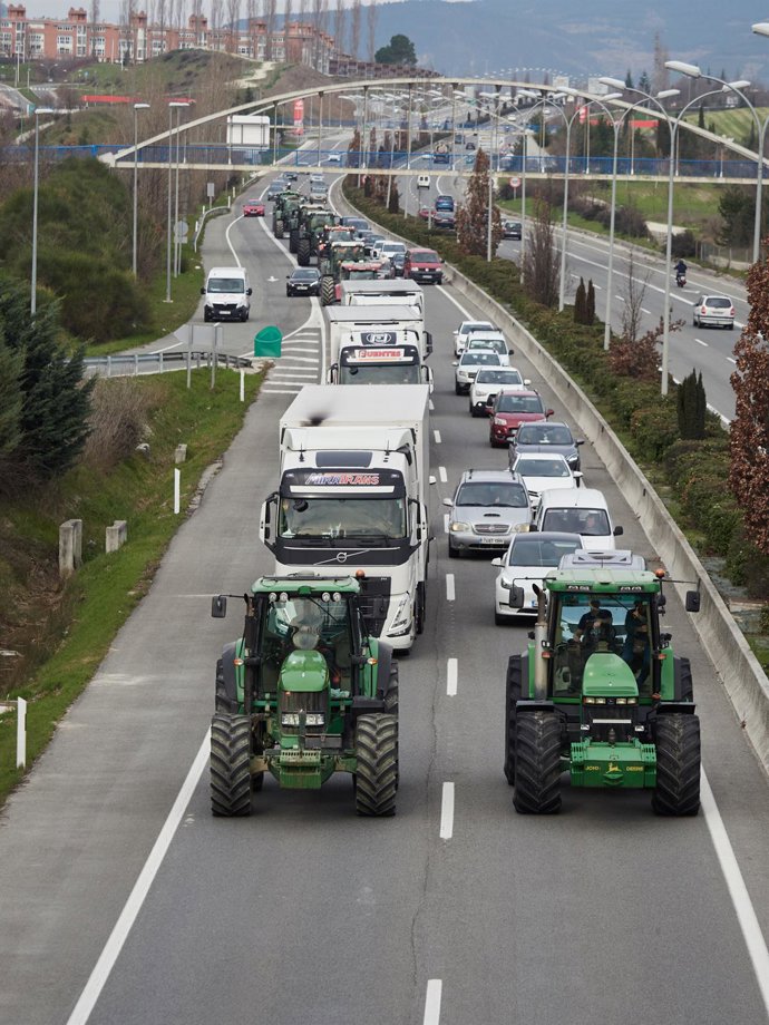 Decenas de tractores colapsan la carretera PA31, a 6 de febrero de 2024, en Pamplona, Navarra (España). Agricultores y ganaderos de toda España han sacado sus tractores a las carreteras desde esta madrugada para pedir mejoras en el sector, entre ellas exi