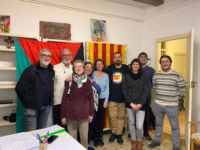 Els diputats de la CUP amb els tres activistes