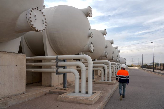 Un trabajador en la desaladora de Sagunto, a 6 de febrero de 2024, en Sagunto, Valencia, Comunidad Valenciana (España). 