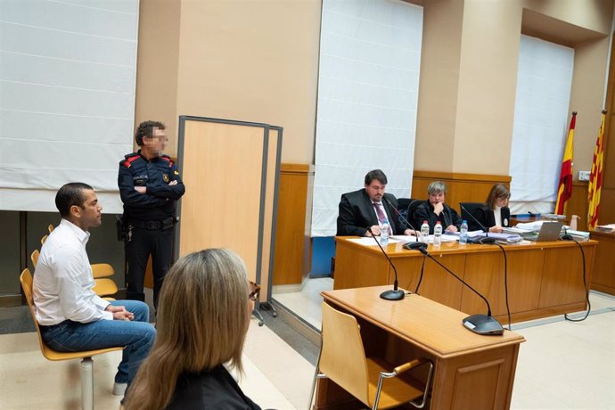 El exfutbolista Dani Alves durante un juicio en la Audiencia de Barcelona, a 5 de febrero de 2024, en Barcelona, Catalunya (España). 