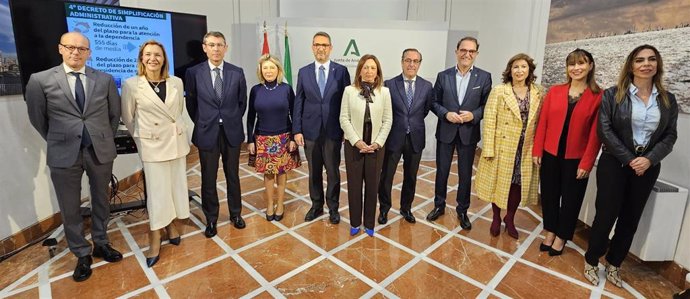 Delegados del Gobierno andaluz en Málaga informan sobre el cuarto decreto de simplificación administrativa.