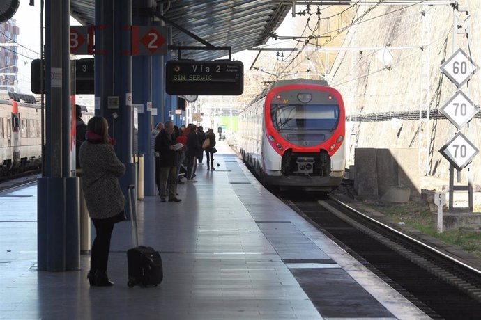 Archivo - Tren, trenes de Cercanías de Renfe en Madrid