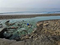 Ecologistas en Acción denuncia un vertido en una playa de Granada con agua azul verdosa