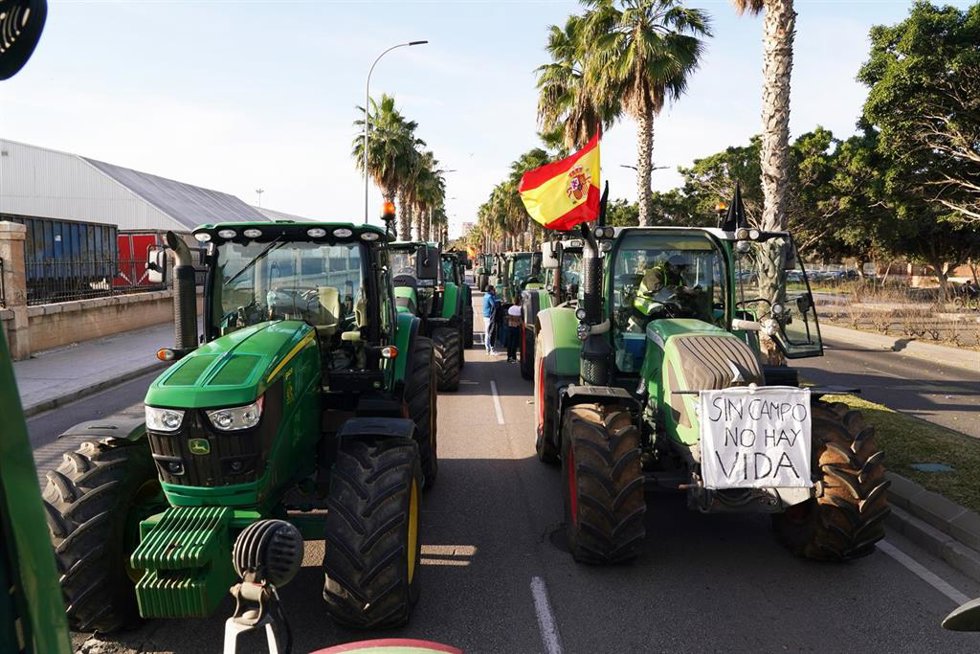 Cientos de agricultores y ganaderos cortan las principales calles de acceso a la capital malagueña en una imagen de archivo