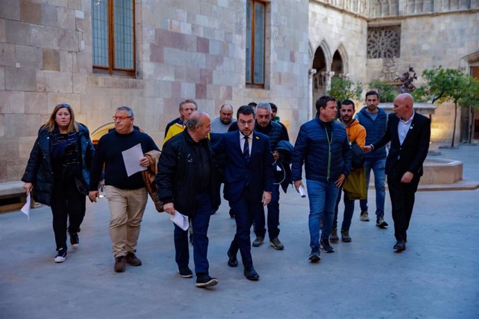 El presidente de la Generalitat, Pere Aragonès, recibe a representantes de los agricultores en el Palau de la Generalitat.