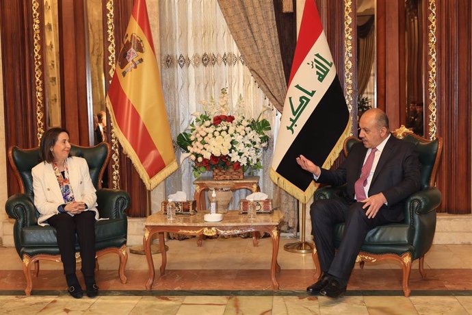 La ministra de Defensa, Margarita Robles, se reúne con su homólogo iraquí, Thabit Mohamad Said al Abassi.