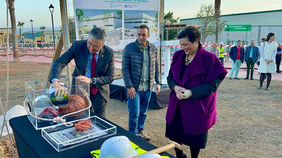 El presidente de la Diputación de Málaga, Francisco Salado, y la alcaldesa de la localidad malagueña de Torremolinos, Margarita del Cid, han participado en el acto de colocación de la primera piedra del nuevo pabellón cubierto El Palmeral.