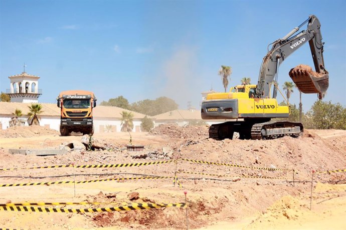 Archivo - Trabajadores de la construcción en una obra en la barriada del Parque Alcosa, a 2 de septiembre de 2023 en Sevilla (Andalucía, España).  