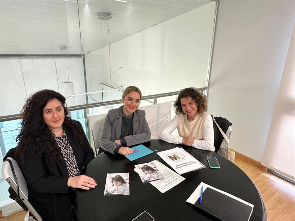 Narci Ruiz con representantes de la asociación cordobesa de ayuda a las familias en situación de acoso escolar (MÍA).